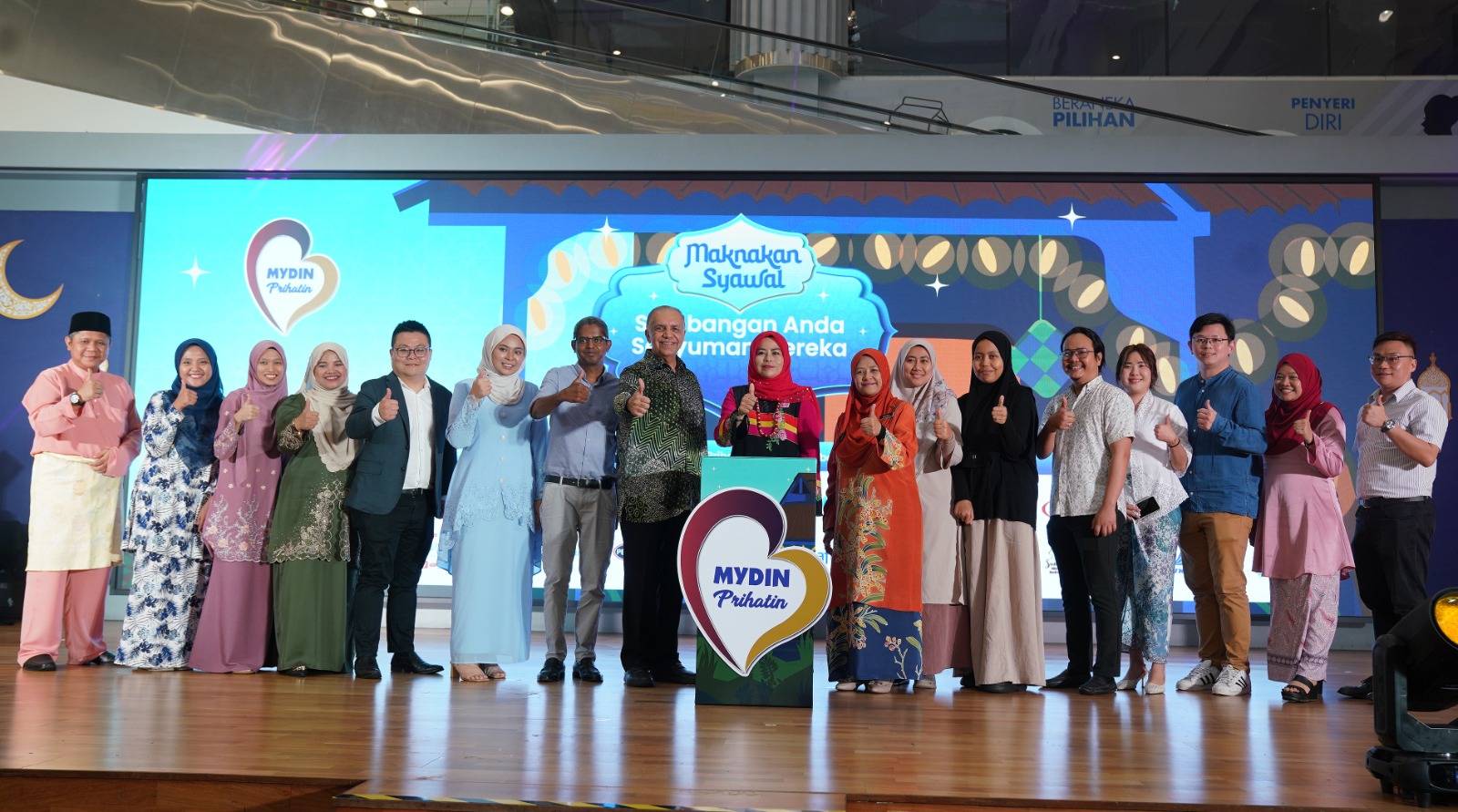 Noraini together with Ameer Ali with strategic partner Mydin at the Happening Raya Campaign Launch held at Mydin Market Seremban 2 on Thursday. SINARHARIAN photo/ROSLI TALIB