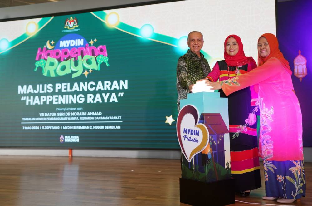 Women, Family and Community Development Deputy Minister Datuk Seri Dr Noraini Ahmad (centre) together with Mydin Mohamed Holdings Berhad Managing Director Datuk Dr Ameer Ali Mydin (left) launched the Happening Raya Campaign which was held at Mydin Seremban 2 on Thursday. SINARHARIAN photo/ROSLI TALIB