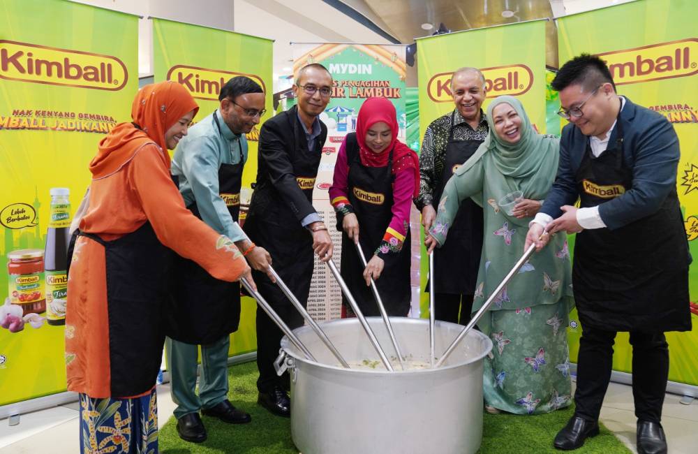 Distinguished guests cooking the bubur lambuk at the Happening Raya Campaign Launch Ceremony held at Mydin Market Seremban 2 on Thursday. SINARHARIAN photo/ROSLI TALIB