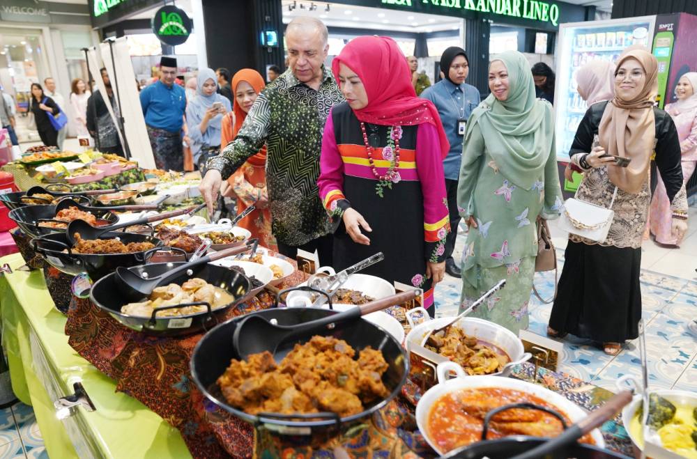Noraini with Ameer Ali looking at the Ramadan Bazaar menu at the Happening Raya Campaign Launch held at Mydin Market Seremban 2 on Thursday. SINARHARIAN photo/ROSLI TALIB