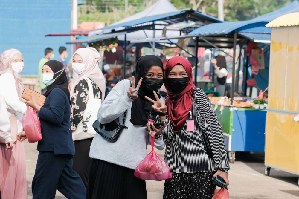 Malaysians at a food bazaar in Muadzam Shah in Rompin, Pahang. (Photo from 123rf)