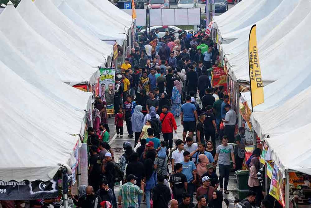 Economic expert estimated that the Ramadan iftar spending this year will reach RM30 billion. Photo: Bernama FILE PIX