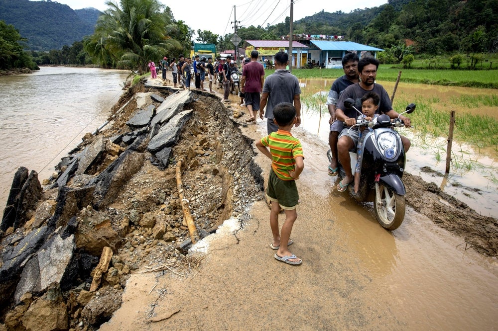 In West Sumatra, heavy rainfall and overflowing rivers caused flooding and landslides since March 5, prompting a 14-day emergency response in the Pesisir Selatan district until March 21. - Photo by Xinhua