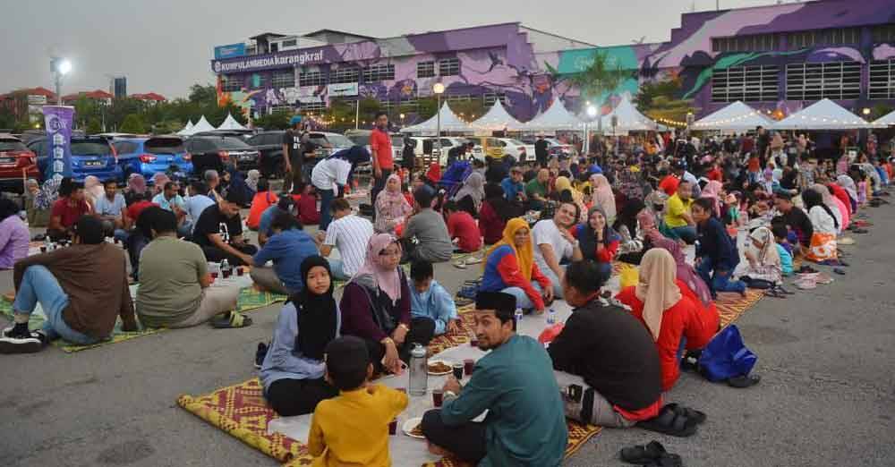 The Iftar Ala Madinah @Karangkraf 2024 programme offers special seating facilities for persons with disabilities (PwD) and the elderly attending from March 13 to April 5. - FILE PIX