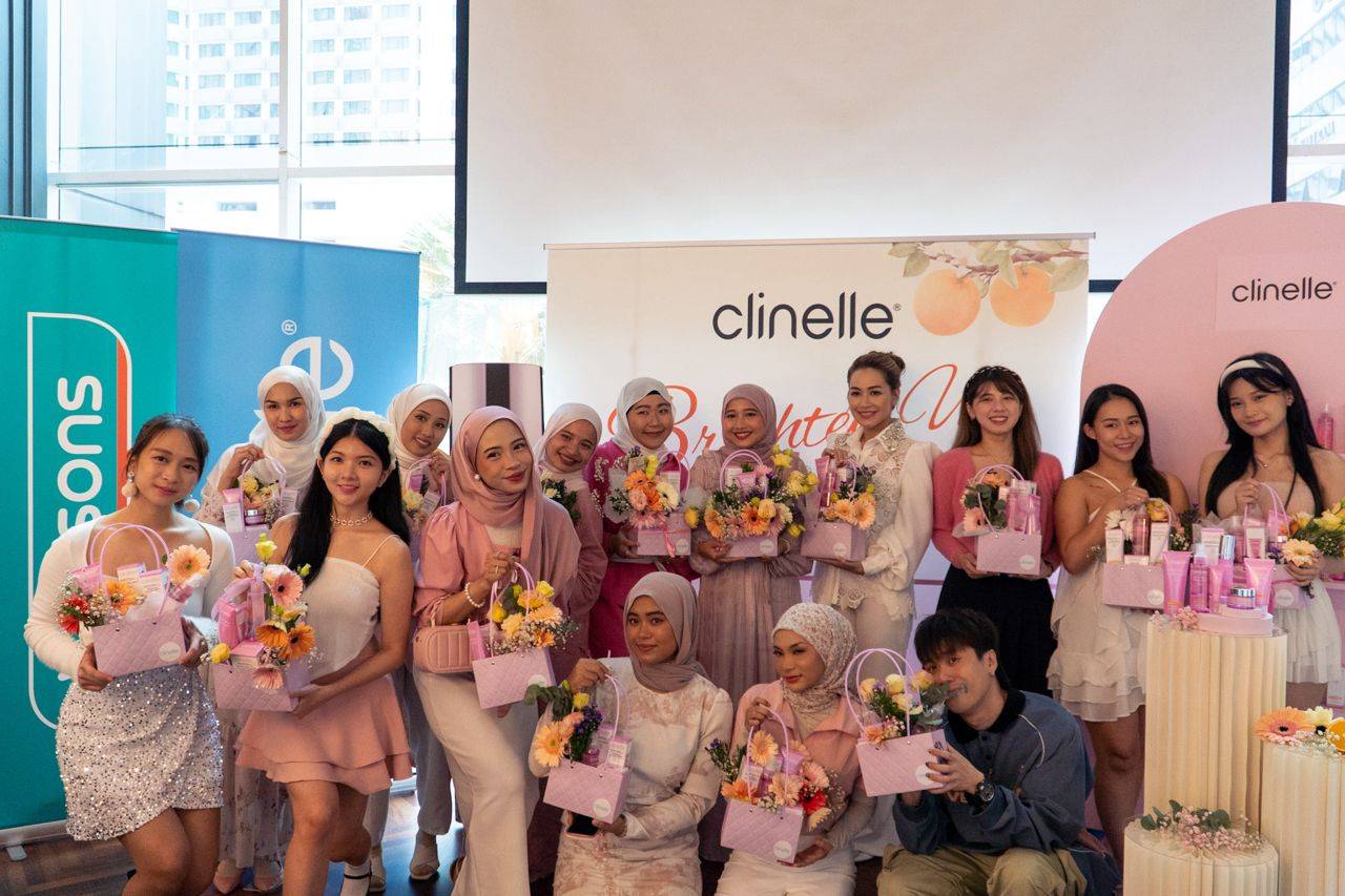 Malaysia Celebrities Shima Anuar and Vivian Liu joined influencers at the Clinelle WhitenUp Launching event, basking in the afterglow of the flower arrangement workshop