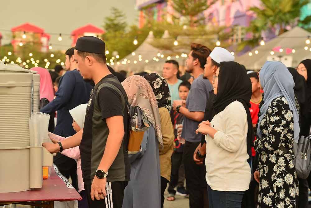 The public queued up to get the provided drinks.
