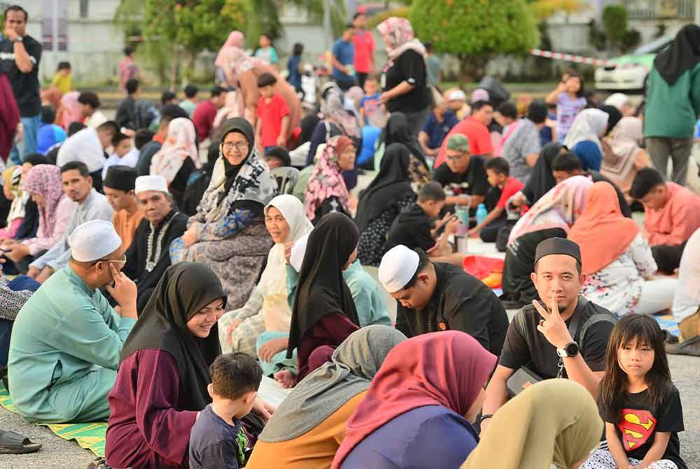 The crowd was excited to enjoy the meals.