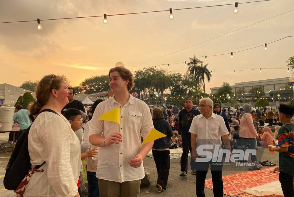 Babson College students also volunteered to assist Karangkraf staff at the Iftar Ala Madinah event.