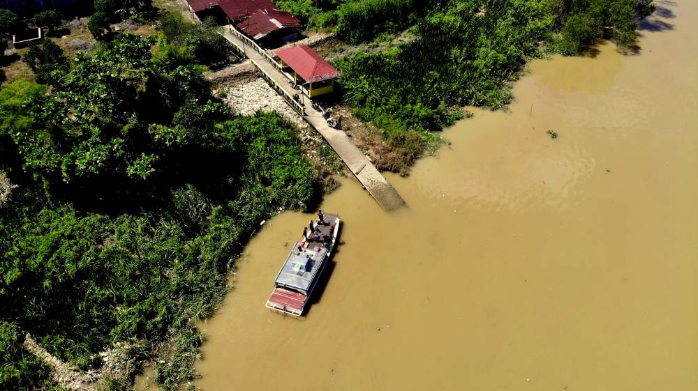 Hazardous chemicals found in these 11 rivers namely arsenic and benzo(a)pyrene from used motor oil could pose a cancer risk when exposed. Photo for illustrative purposes only. Bernama FILE PIX