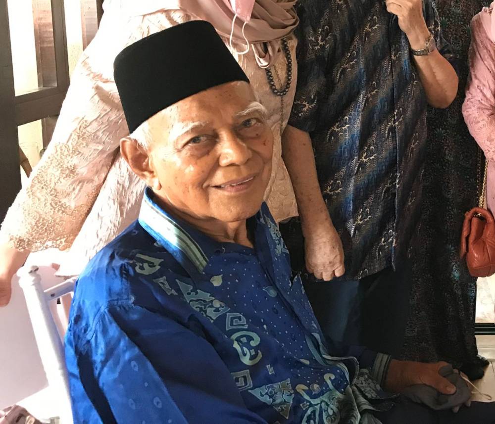 Economist and first secretary-general of the National Unity Ministry Datuk Dr Agoes Salim breathed his last today at the Ampang Puteri Hospital.