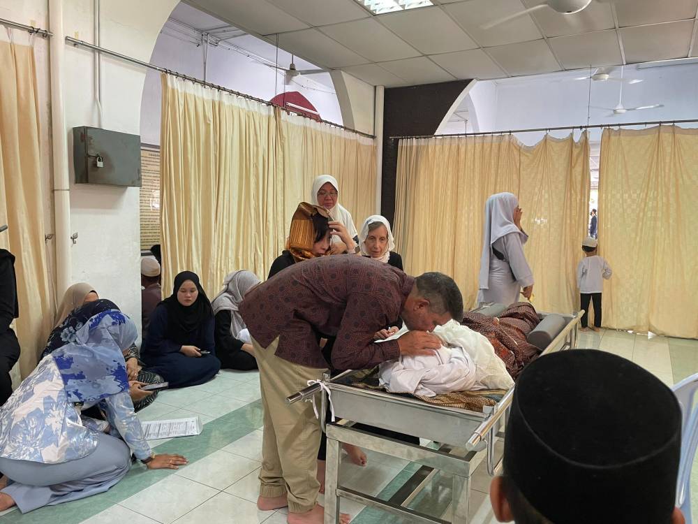 Omar Salim paying his final respect to his father.