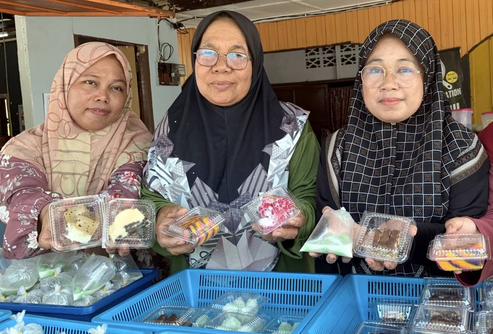 Siti Maimunah's stall offers kuih-muih such as onde-onde, kuih puteri mandi, kek batik and kuih butir nangka. - Photo by Bernama