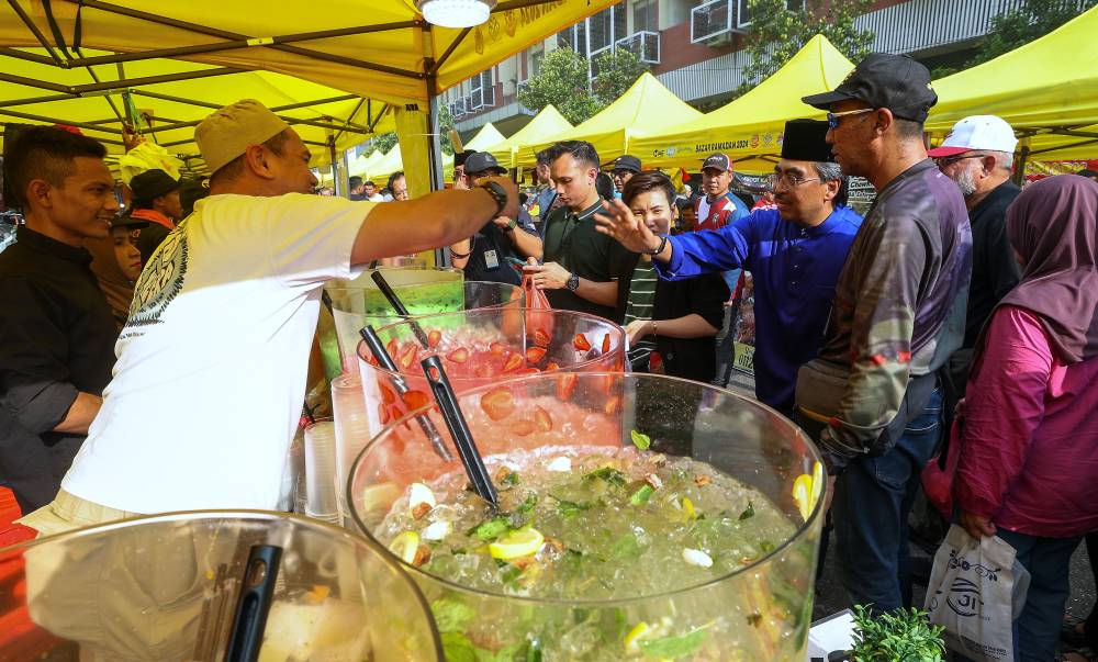 Johari visiting stalls after officiating the Jalan Raja Alang Ramadan bazaar site. Photo by Bernama