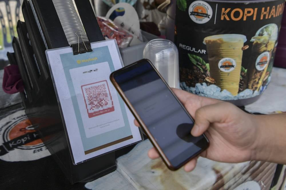 DuitNow Transfer continued to be the preferred option, sustaining a high annual growth rate of 32 per cent and a 39 per cent market share of credit transfer services. - FILE PIX by Bernama