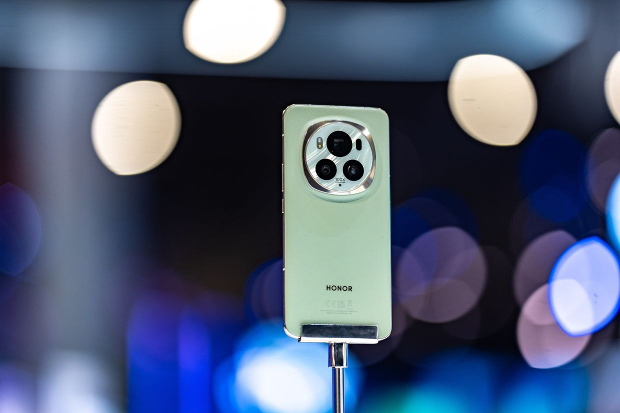 The HONOR Magic6 Pro makes complex functions more accessible with generative AI features.