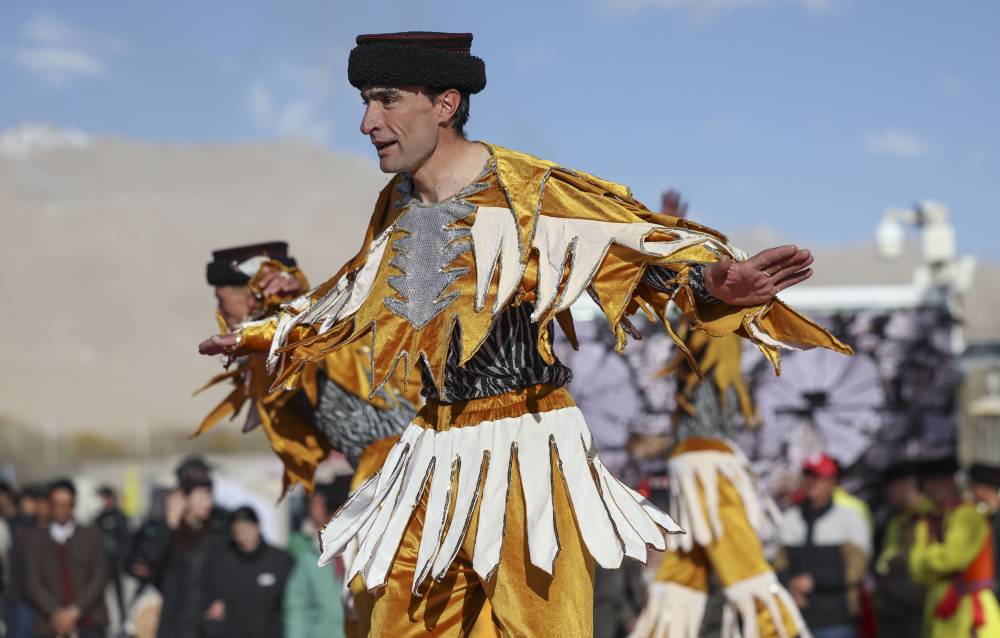 TAXKORGAN -- A resident performs a typical tajik dance which imitates the flight of the eagle in Warxidi village of Taxkorgan Tajik Autonomous County, northwest China's Xinjiang Uygur Autonomous Region, March 19, 2024. (Xinhua/Hu Huhu)