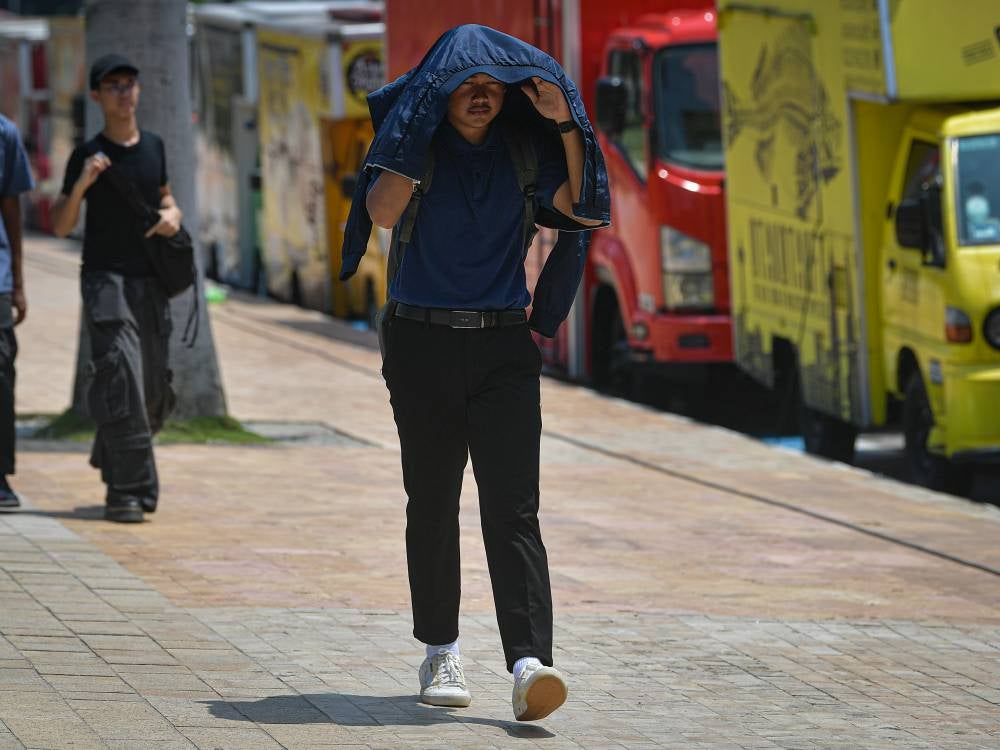The current hot and dry weather experienced in the country is expected to diminish at the beginning of next month with the onset of the monsoon transition period from April. - Photo by Bernama