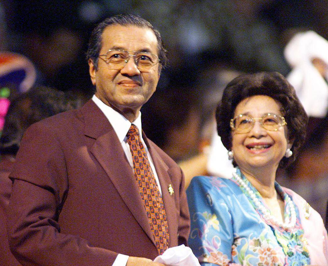 Then Malaysian Prime Minister Mahathir Mohamad (L) and his wife Siti Hasmah Mohamad Ali watch the Opening Ceremony of the XVI Commonwealth Games in Kuala Lumpur on Sept 11, 1998. (Photo by KAZUHIRO NOGI / AFP)