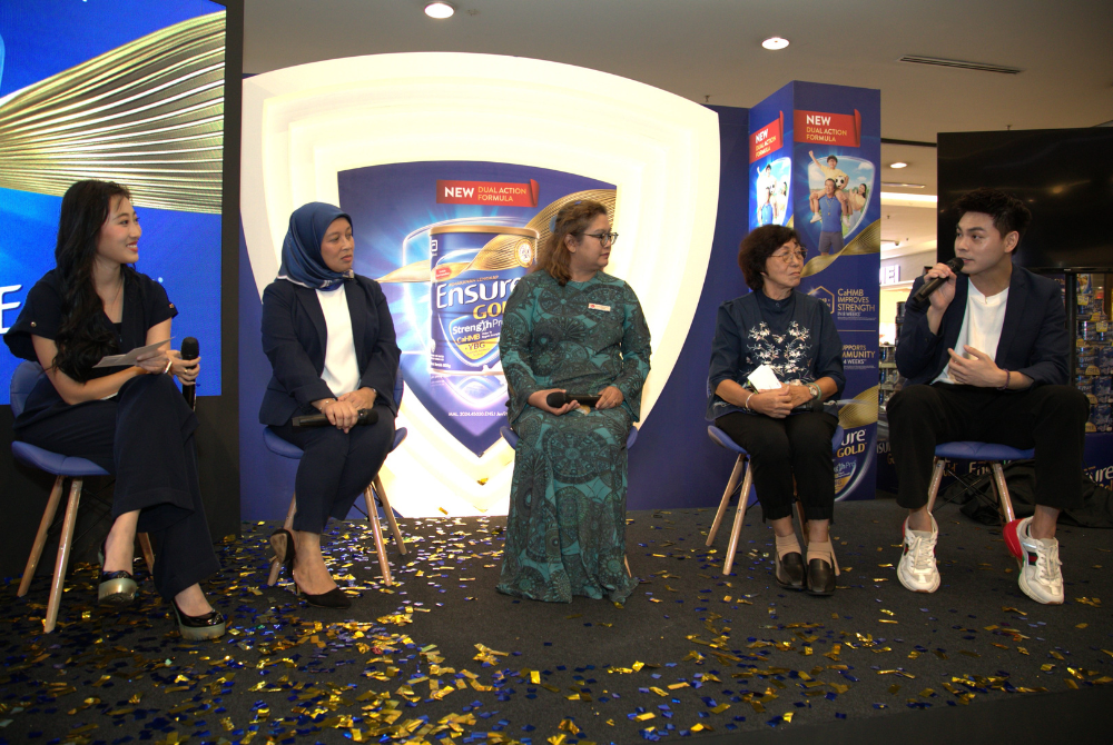 Professor Dr. Shahrul Bahyah Kamaruzzaman (middle) and Dr Nina Mazera Mohd Said (second from left) at the launch of the event by Abott and MHAS held at One Utama recently.