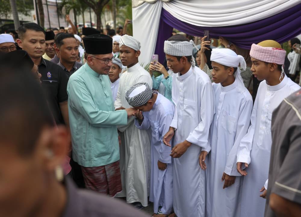 Anwar attended an Iftar ceremony at Masjid Ashabus Solihin, Taman Rakan in Kajang. Photo by Bernama