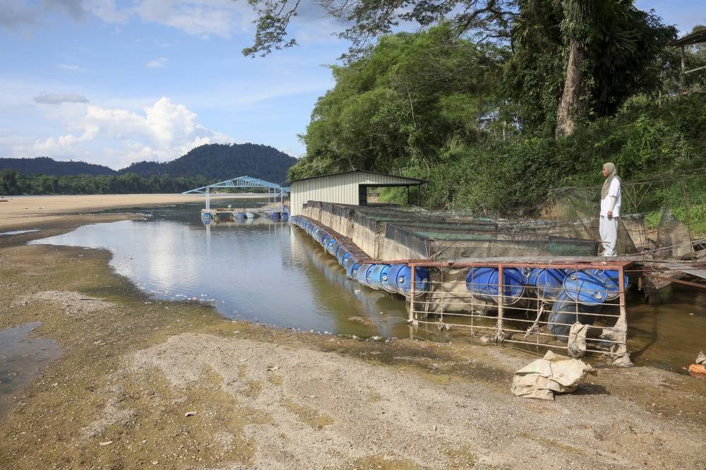 Madihah said several locations along the river dried up to form wide sandbars spanning a football field. Photo by Bernama