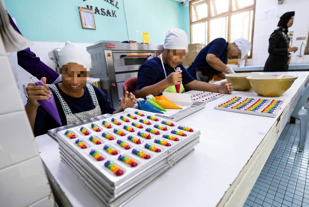 The women baked eight types of biscuits - Almond Crunchy, Swiss Strawberry, Chocolate Chip, Onde-onde Gula Melaka, Pineapple Tart, Pot Nutella, Rainbow Delight and Swiss Nutella - for sale to the public. Photo by Bernama