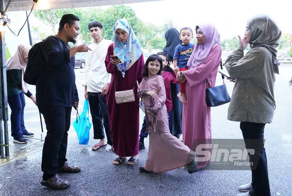 The staffs assisting the crowds before entering the main tent. Photo Sinar Harian - MOHD HALIM ABD WAHID