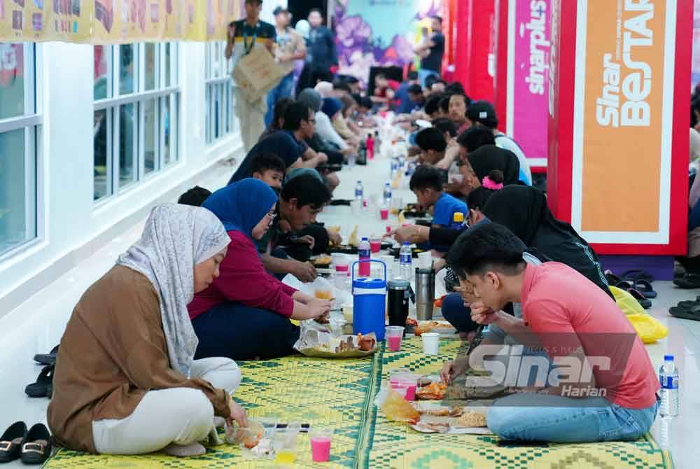 Some visitors break their fast inside the Karangkraf building due to rainy weather. Photo Sinar Harian - MOHD HALIM ABD WAHID