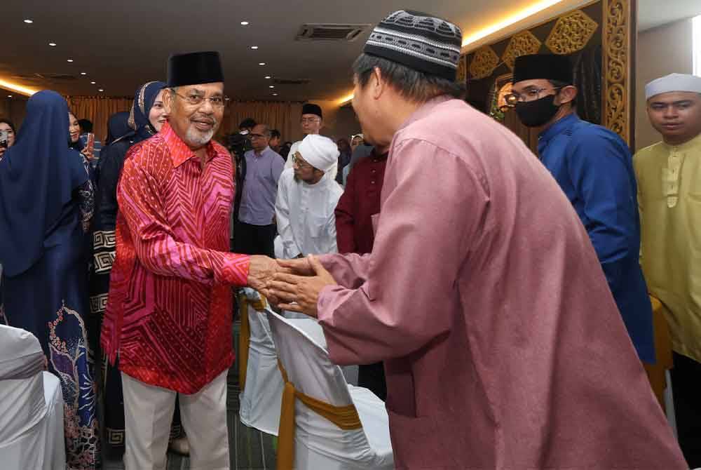 Tajuddin during the Iftar Perdana with Media Perak programme at Taj International College.