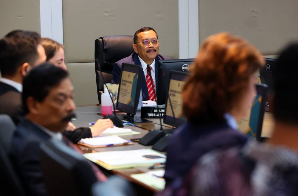 EC chairman Tan Sri Abdul Ghani Salleh (middle) chairing a special meeting today to discuss matters and important dates for the Kuala Kubu Baharu by-election. - Photo by Bernama