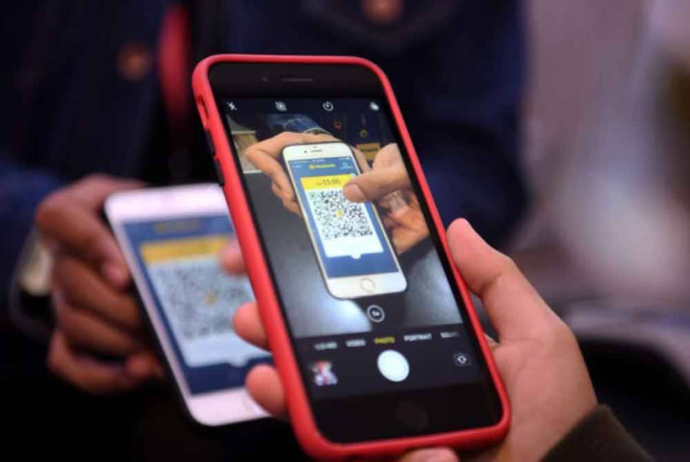 This Aidilfitri, embrace the convenience and excitement of digital duit raya options. - File photo by Sinar