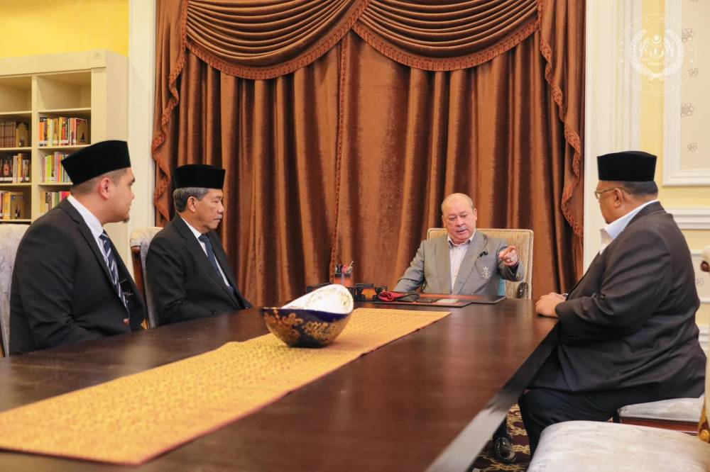 According to the post, Sultan Ibrahim today granted an audience to senior leaders which includes Mohamad, Ab Rauf, Chin Tong and Dr Akmal. - Photo by Sultan Ibrahim Sultan Iskandar's FB.
