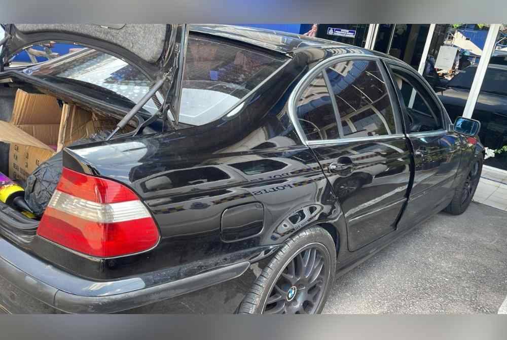 A man whose car's road tax had expired and who did not have a valid driver’s license accelerated his vehicle for two kilometres in a bid to evade the police, yesterday.