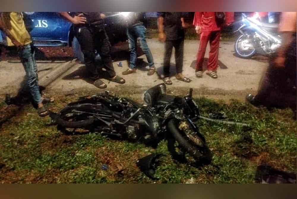 A motorcyclist died while receiving treatment at Melaka Hospital yesterday, after it was believed to have crashed into a police vehicle that was carrying out Op Cegah Lumba Haram in Jalan Gangsa-Kesang, Durian Tunggal on Wednesday. - FILE PIX