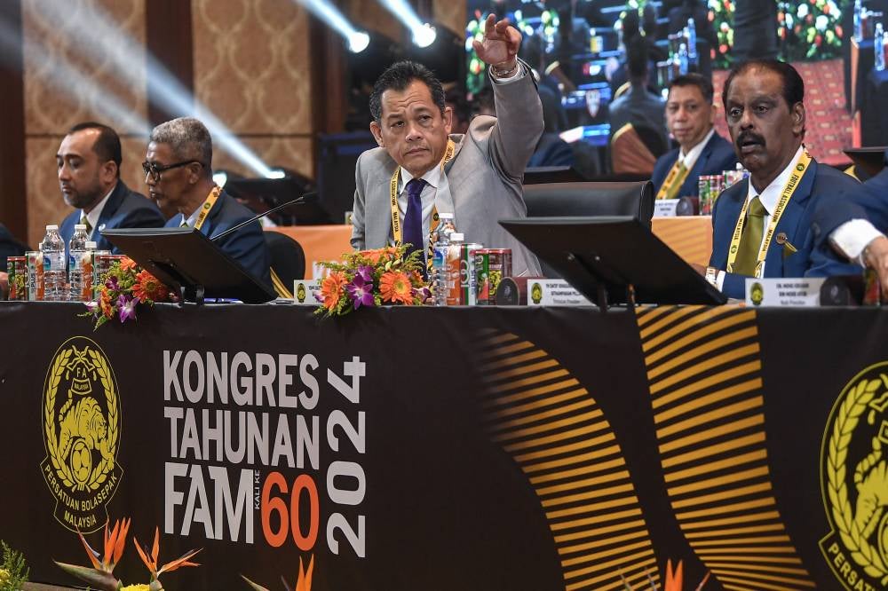 Hamidin Mohd Amin (centre). Bernama FILE PIX