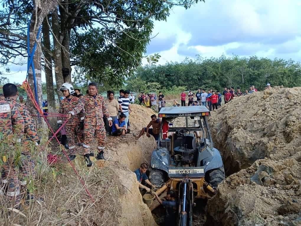 Firefighters recover body of well digger buried alive. - Photo by Sinar