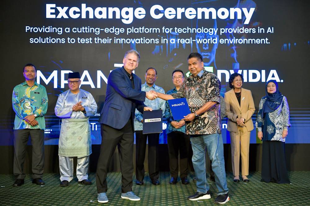 Mosti Minister Chang Lih Kang (four, right) witnessing the exchange of documents between Mranti CEO Datuk Dr Rais Hussin (three, right) and Worldwide AI Initiatives NVIDIA vice president Keith Strier (third, left) today. - Photo by Bernama
