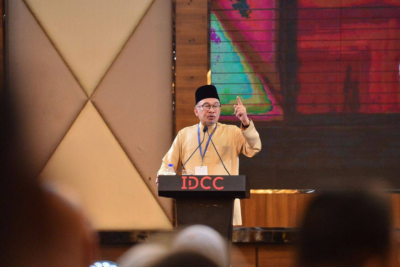 PKR president and Prime Minister Datuk Seri Anwar Ibrahim delivering his speech at the party's 25th convention at IDCC in Shah Alam, today. - Photo by ASRIL ASWANDI SHUKOR