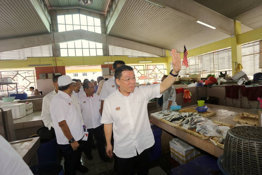 Housing and Local Government Minister Nga Kor Ming conducting a work visit in conjunction with the Sentuhan Kasih programme, in Gerik, today. - Photo by Bernama
