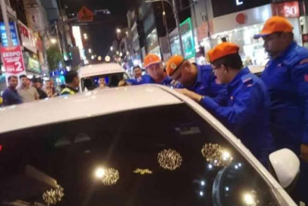 APM personnel, upon receiving the emergency call, were deployed to the location and opened the car door at 8.55pm yesterday. - Photo courtesy of APM