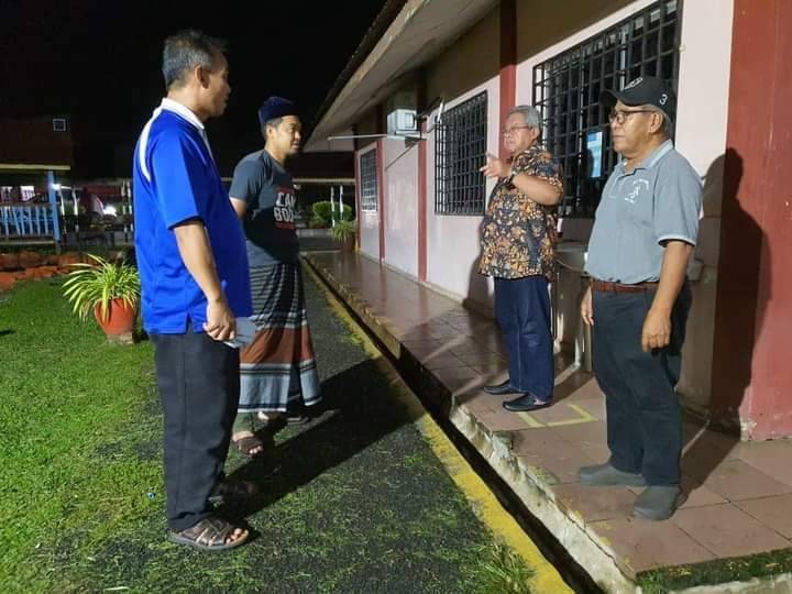 Jempol Member of Parliament Datuk Shamshulkahar Mohd Deli (second from the right) inspecting the situation at the location on Sunday. - Photo by Jempol Parliament