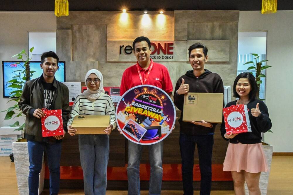 redONE Mobile CEO Ameen Amaendran, presenting prizes to winners of the Gadgetzilla Giveaway contest at redONE Mobile HQ in Puchong.