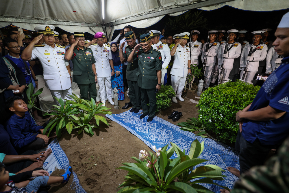 Firdaus was buried according to military burial customs. Photo by Bernama