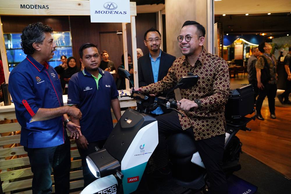 Human Resources Minister, Steven Sim (right), took a tour and visit every booth at the Kesuma Green Skills and Green Job Fair event, greeting the participants and visitors of the event. PHOTO: SINAR HARIAN/MOHD HALIM ABDUL WAHID