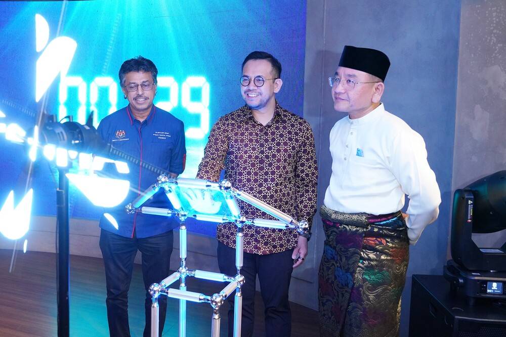 Human Resources Minister, Steven Sim (centre), officiated the Kesuma Green Skills and Green Job Fair at a shopping centre in Kuala Lumpur on Thursday. PHOTO: SINAR HARIAN/MOHD HALIM ABDUL WAHID