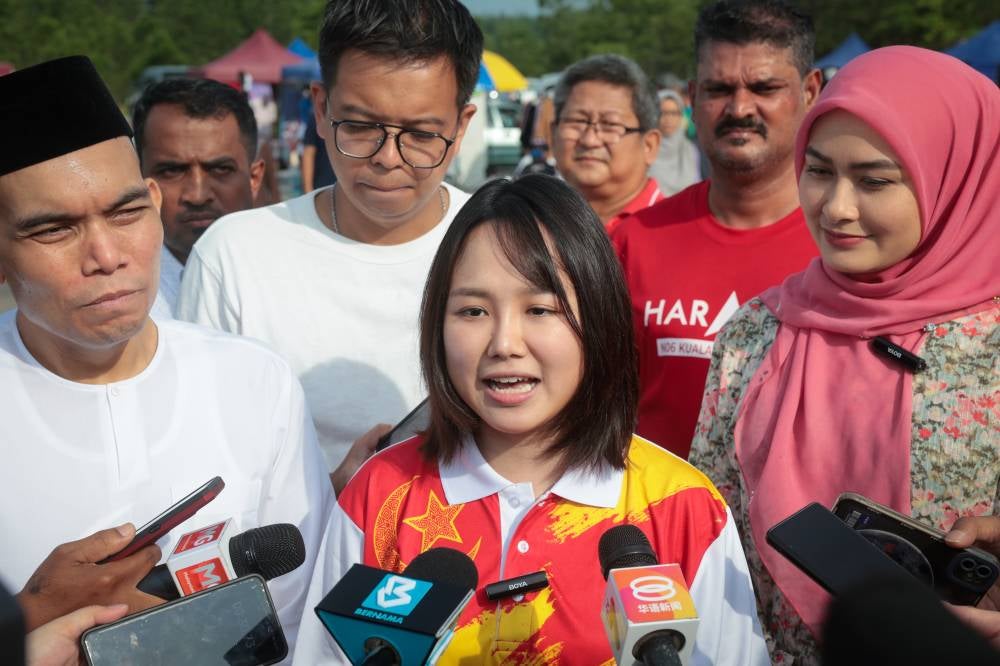 PH candidate Pang Sock Tao (right) when met at Pasar Karat Batang Kali during the KKB state by-election campaign yesterday. - Photo by Bernama