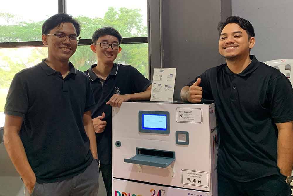 Lie Xin (center) with his associate, Fikri Akmal (left), and Iqmal Aizat Mohd Zamri (right).