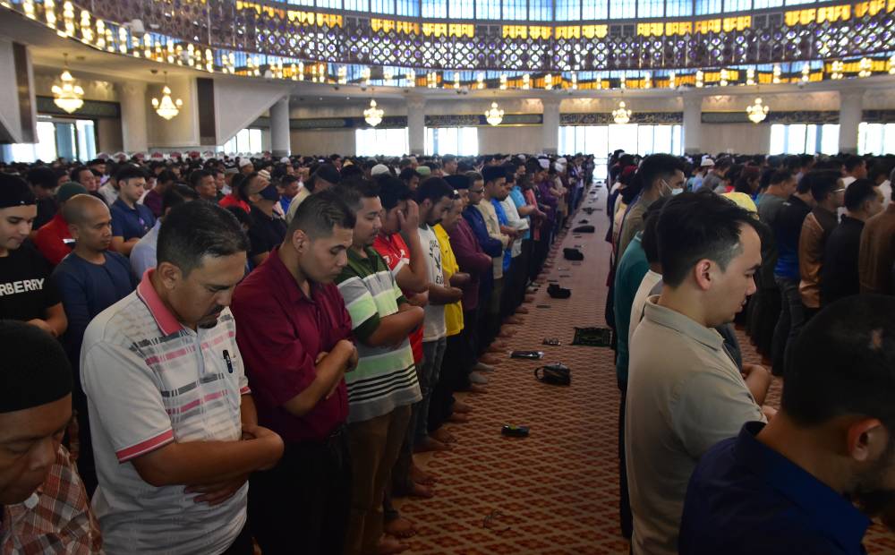 The measure aims to prioritise traders, workers and visitors to perform Maghrib prayers given the brief duration of this prayer time. - BERNAMA FILE PIX