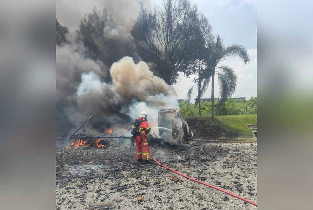 No casualties reported in truck fire incident. Photo: Selangor Fire and Rescue Department