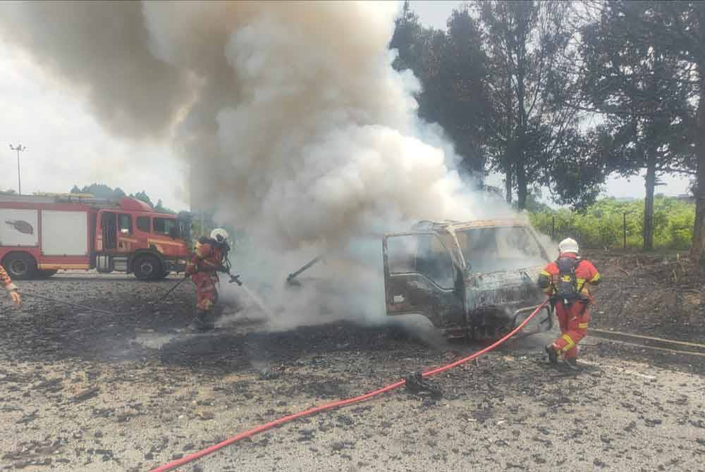 The fire department successfully extinguished a lorry fire at the Bukit Jelutong Toll Plaza in Shah Alam on Tuesday. Photo: Selangor Fire and Rescue Department